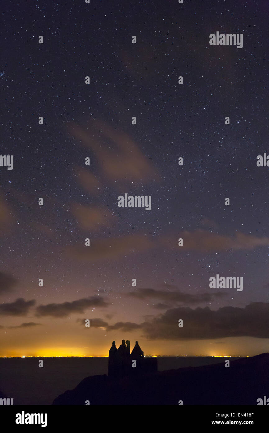 Cielo notturno su cui il Dunskey Castle a Portpatrick, Galloway, Scozia Foto Stock