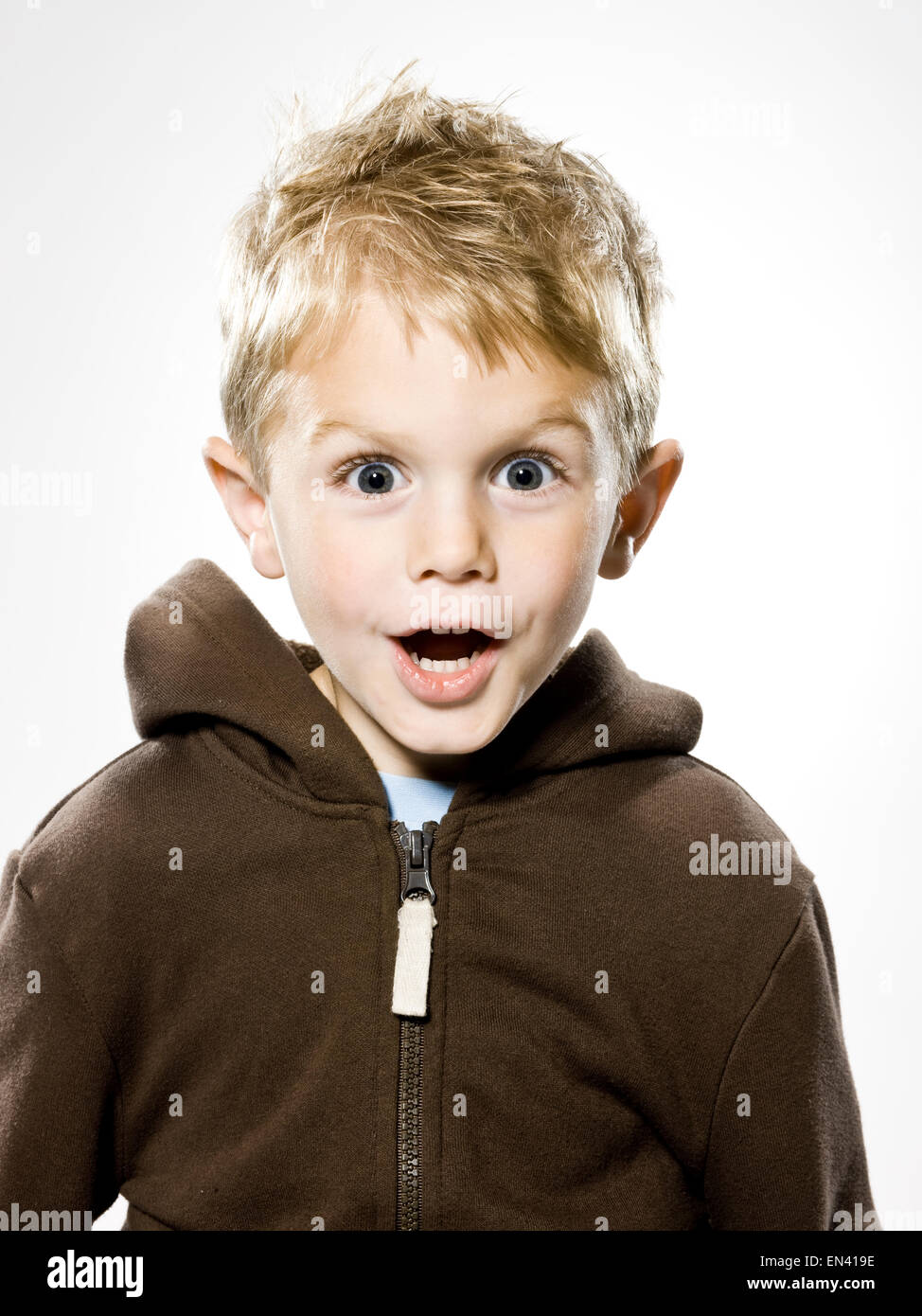 Ragazzo che guarda verso la telecamera in disebelief Foto Stock