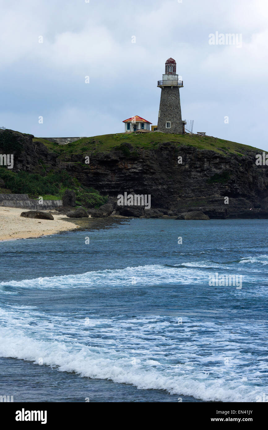 Un faro si siede sopra la riva sull isola di Sabtang, provincia di Batanes, Filippine il 16 dicembre 2014. Foto Stock