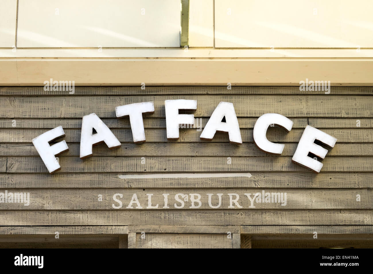 Faccia grassa UK catena di moda nome e logo sopra l'entrata al negozio Foto Stock