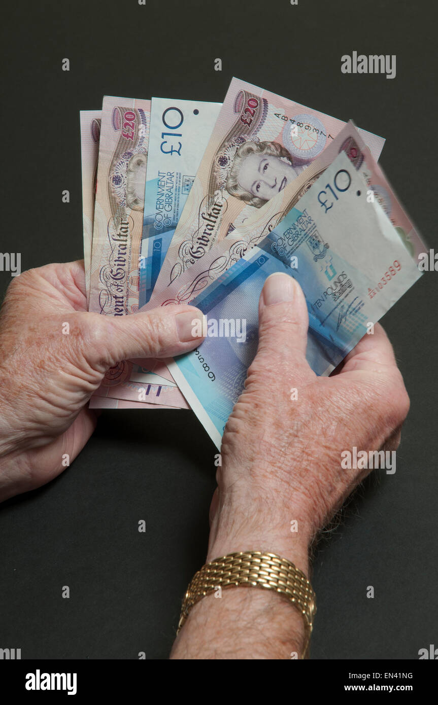 Mani banconote da Gibilterra uomo cassa di contenimento Foto Stock