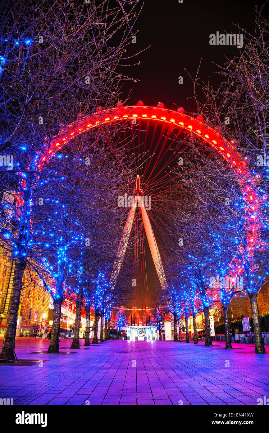 Londra - Aprile 5: il London Eye ruota panoramica Ferris in serata il 5 aprile 2015 a Londra, Regno Unito. Foto Stock