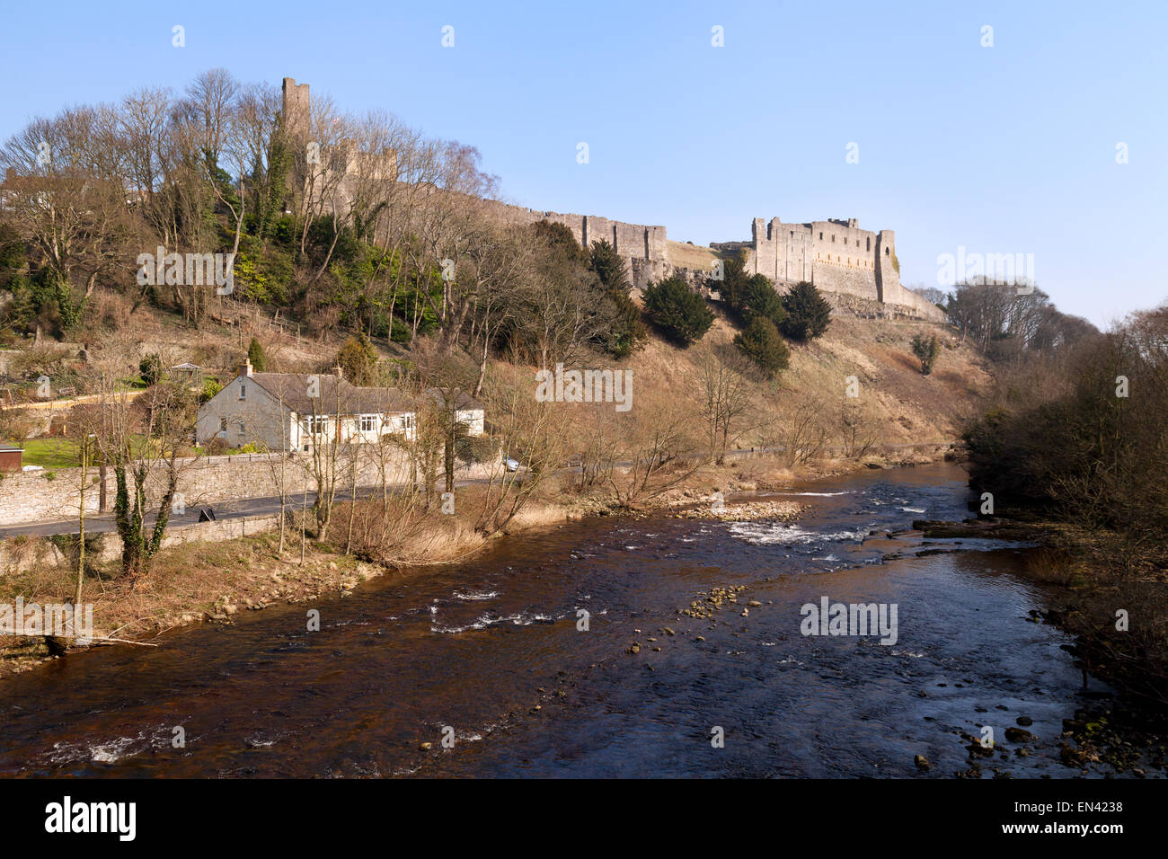 Il fiume Swale e Richmond Castle; Richmond Yorkshire England Regno Unito Foto Stock
