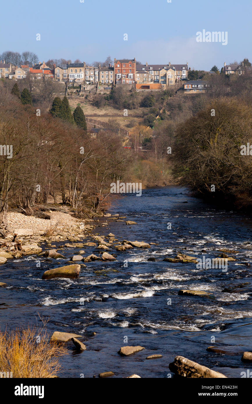 Yorkshire paesaggio; il fiume Swale e la città di Richmond, Yorkshire, Regno Unito Foto Stock