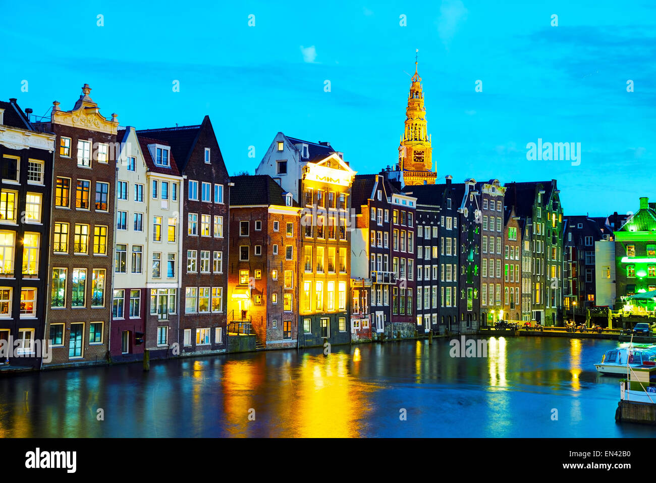 Notte Vista sulla città di Amsterdam, Paesi Bassi con canal Foto Stock