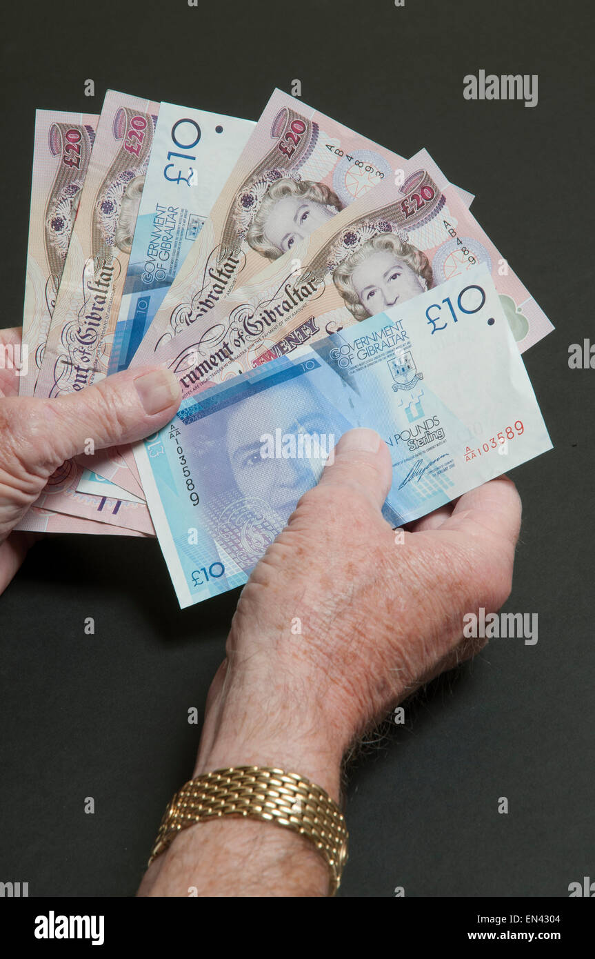 Mani banconote da Gibilterra uomo cassa di contenimento Foto Stock