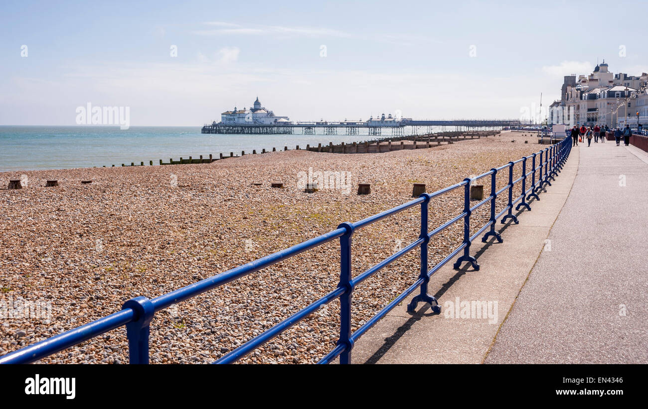 Eastbourne, Regno Unito. Xxv Aprile, 2015. Regno Unito: Meteo promenade passa la spiaggia sassosa con pennelli e teste di molo su un piacevole pomeriggio di primavera a Eastbourne in Inghilterra del sud costa . © Stephen Chung / Alamy Live News Foto Stock