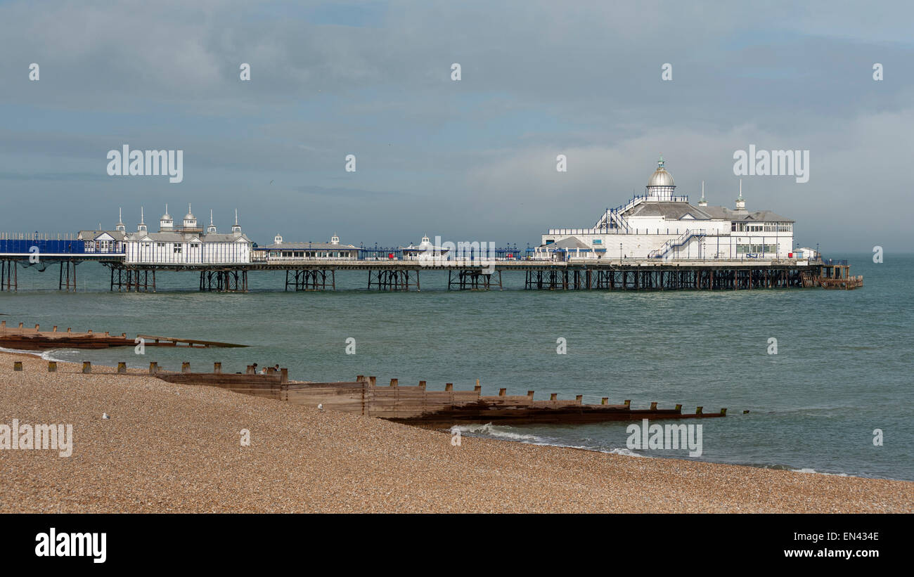 Eastbourne, Regno Unito. Xxv Aprile, 2015. Regno Unito: Meteo pennelli riposare sulla spiaggia di fronte al molo su un piacevole pomeriggio di primavera a Eastbourne in Inghilterra del sud costa . © Stephen Chung / Alamy Live News Foto Stock