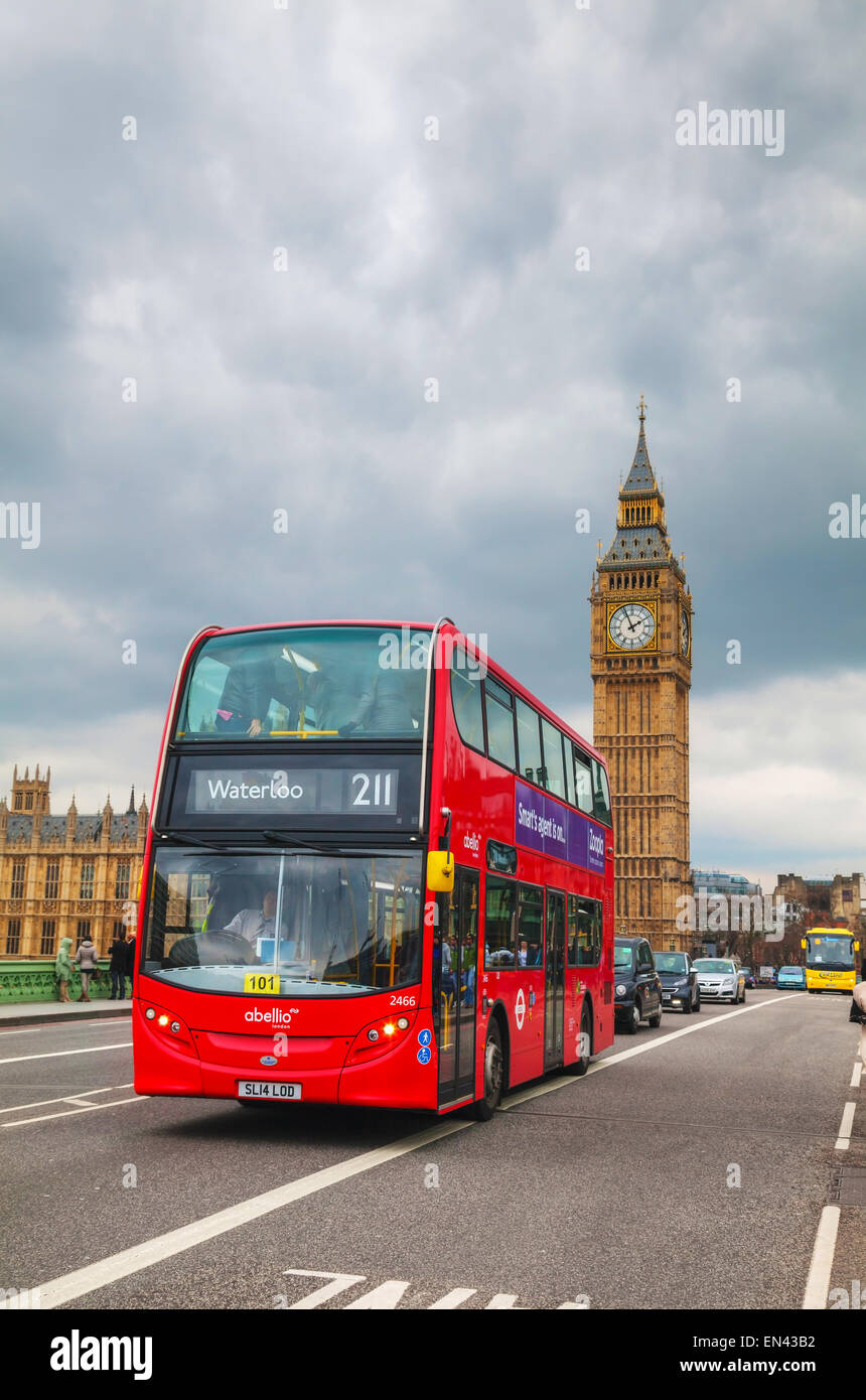 Londra - Aprile 4: iconico bus rosso a due piani su 4 aprile 2015 a Londra, Regno Unito. Il London Bus è uno di Londra icone principali Foto Stock
