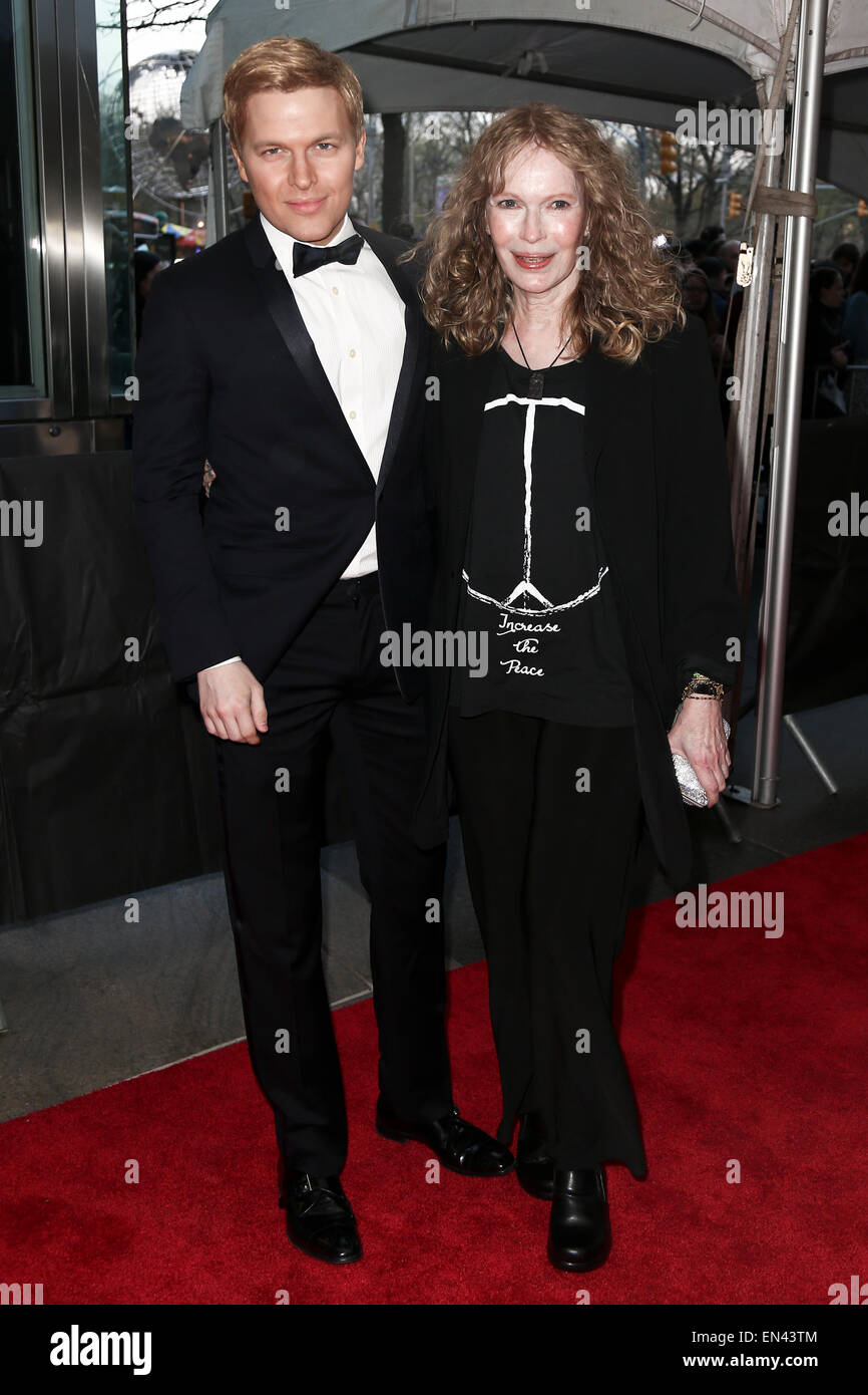 Ronan Farrow (L) e Madre Mia Farrow frequentare il tempo 2015 100 Gala a Frederick P. Rose Hall, Jazz al Lincoln Center. Foto Stock