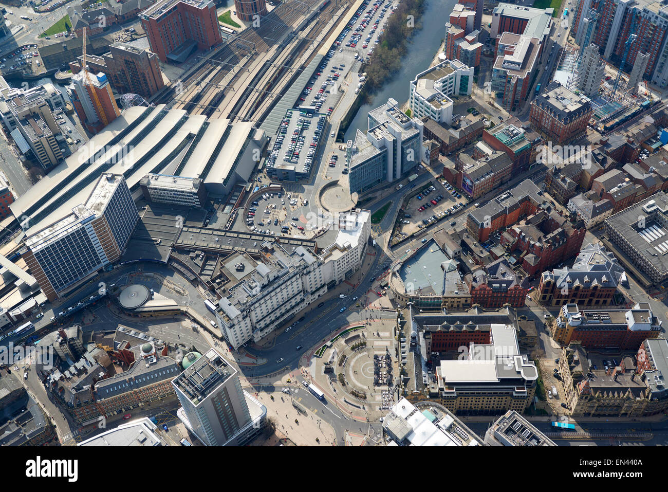 Una veduta aerea di piazza della città e dalla stazione, Leeds City Centre, aprile 2015, West Yorkshire, nell'Inghilterra del Nord, Regno Unito Foto Stock