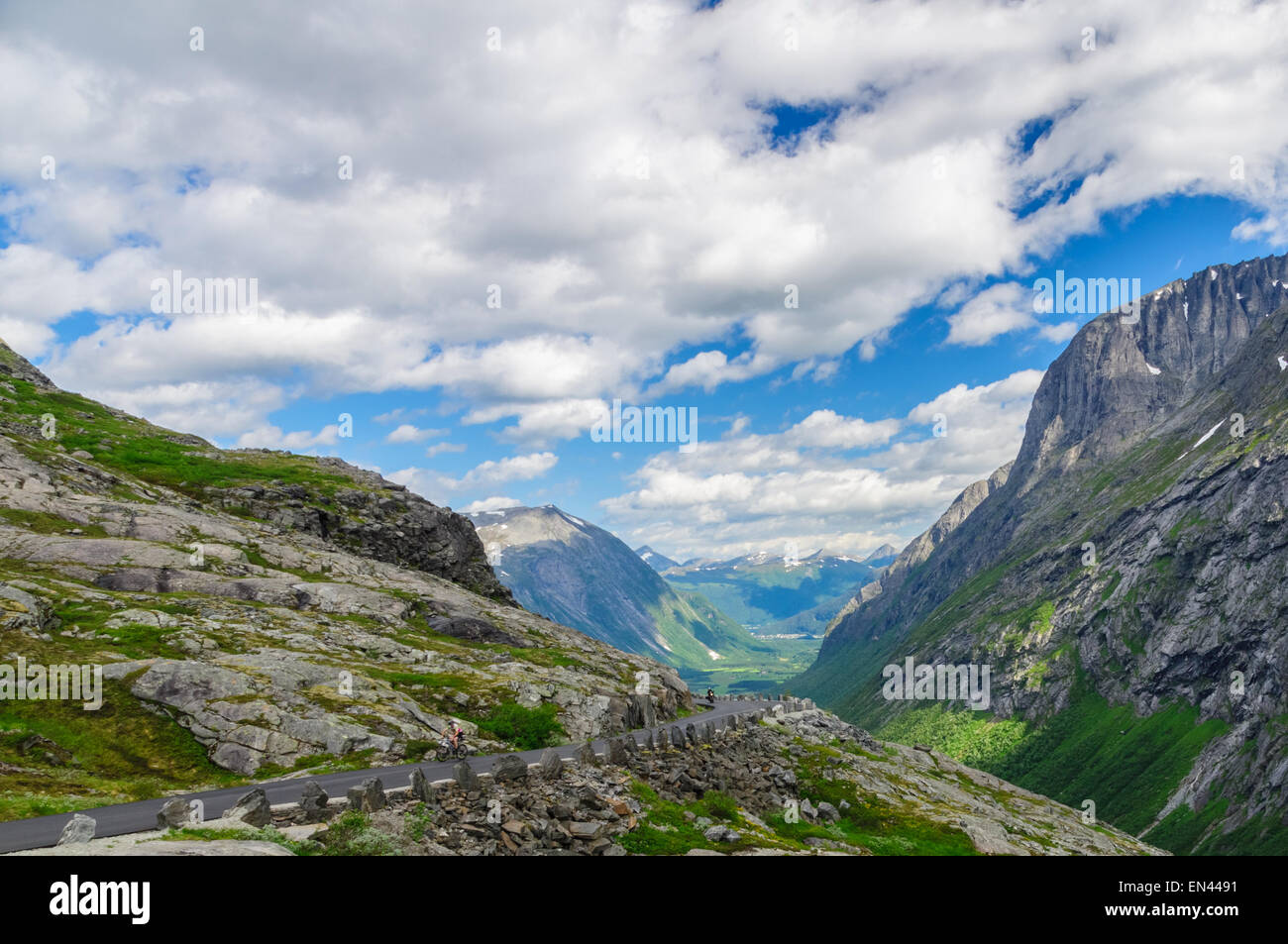 Cloudscape vista su una vallata di estate e Trollstigen strada di montagna, Norvegia Foto Stock