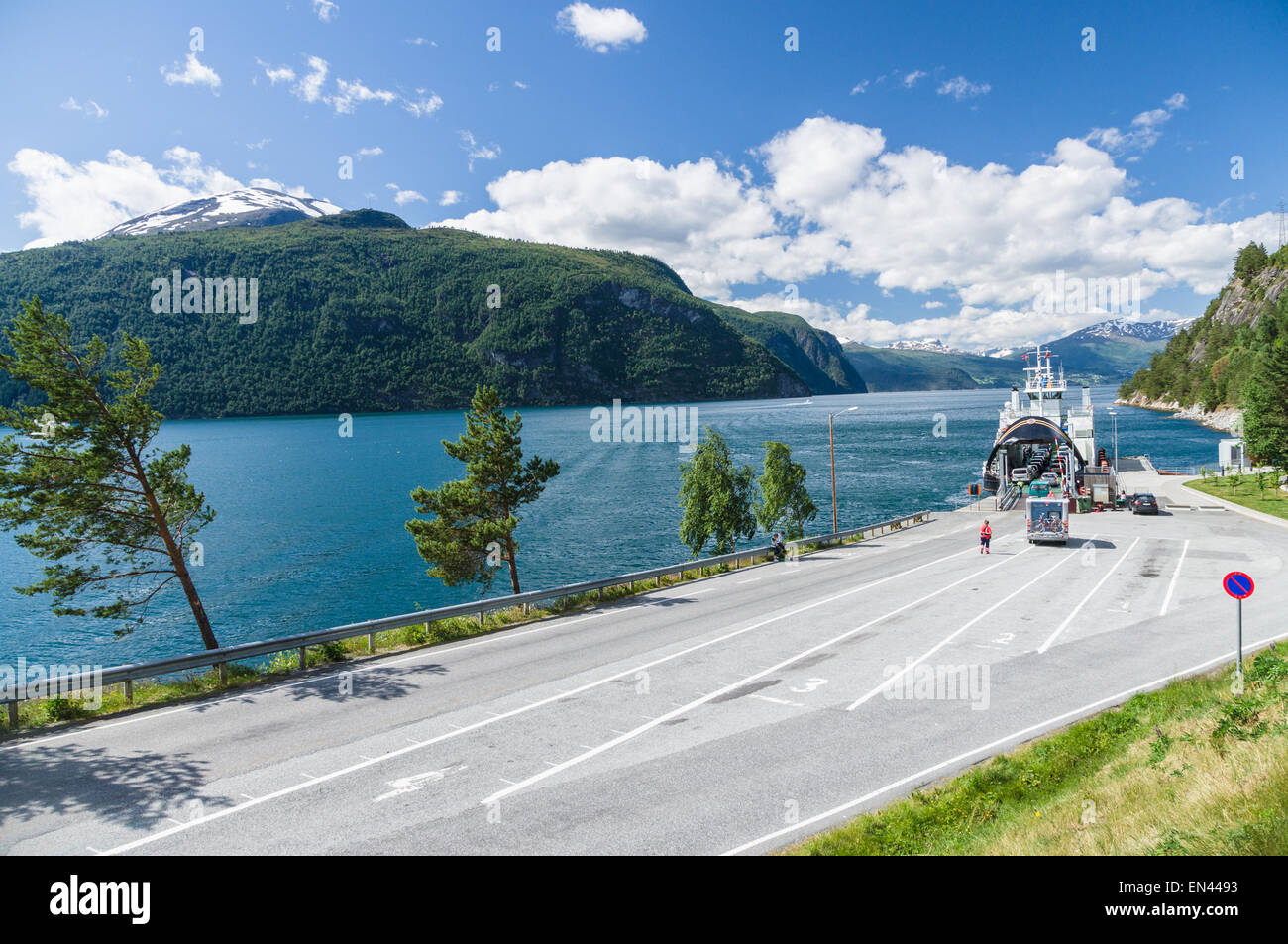 Piccolo ferry terminal in Norvegia, auto processo di spedizione Foto Stock