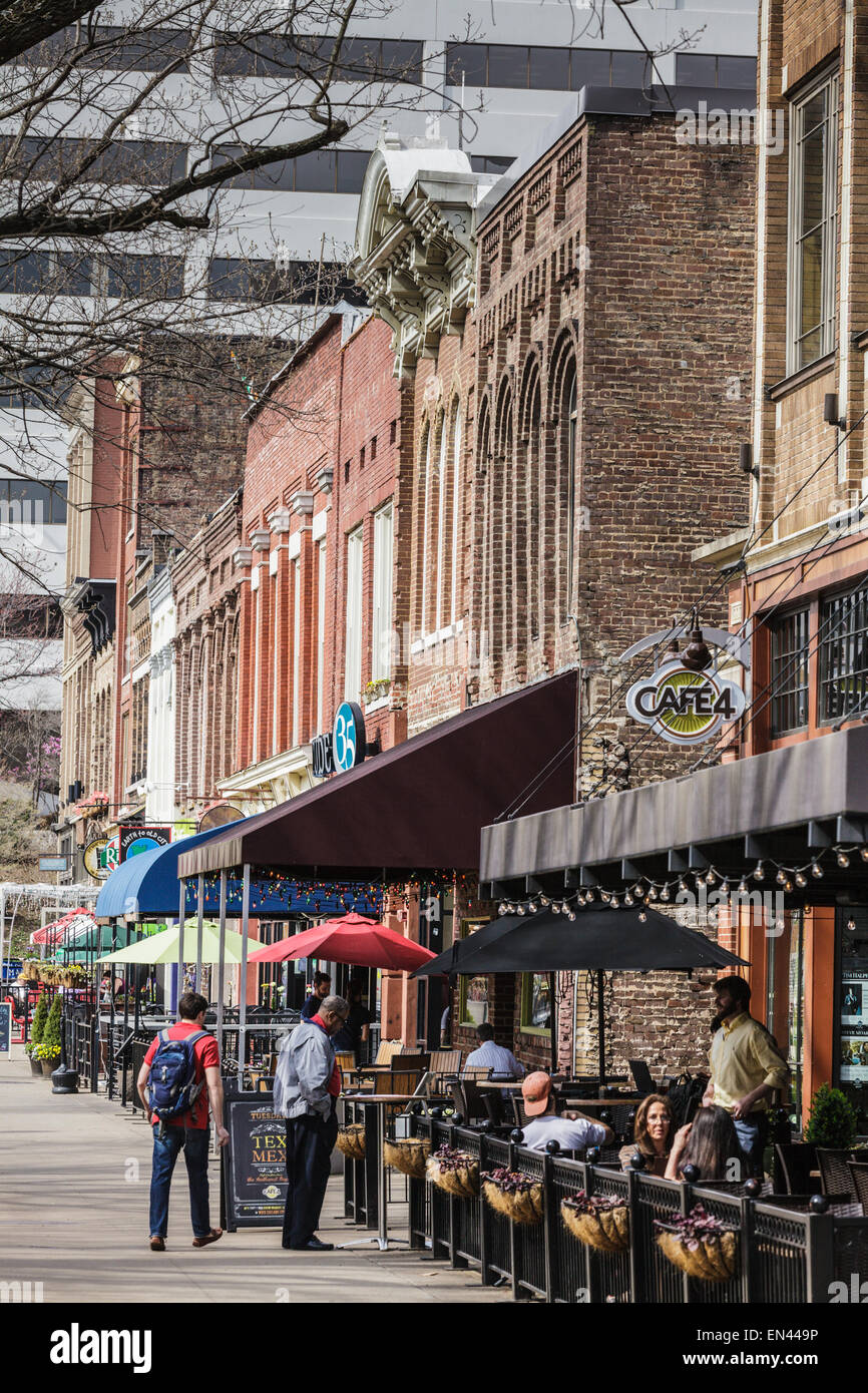 Piazza del mercato attrae folle per il pranzo con il bel tempo, Knoxville, Tennessee, Stati Uniti d'America Foto Stock