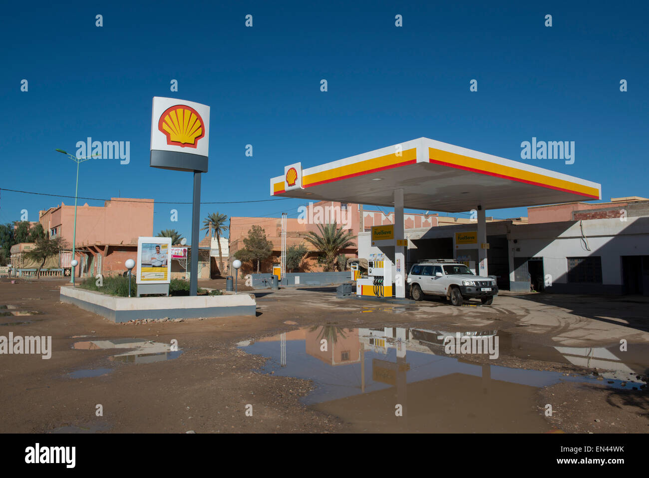 Stazione di rifornimento Shell. Tinejdad, Marocco. Foto Stock