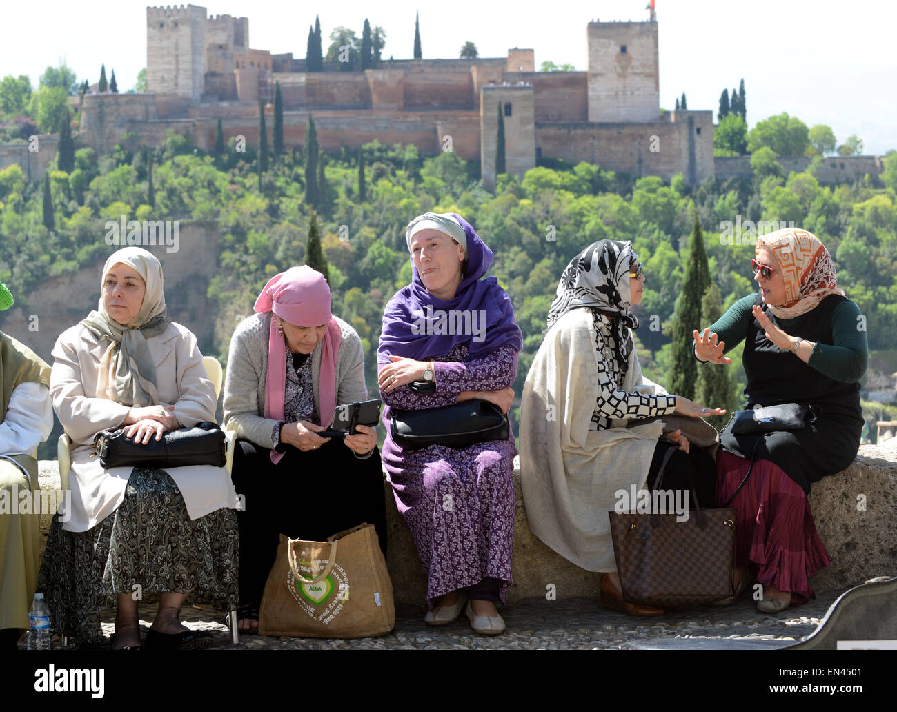 Le donne musulmane femmine seduta parlando a Granada Spagna Foto Stock