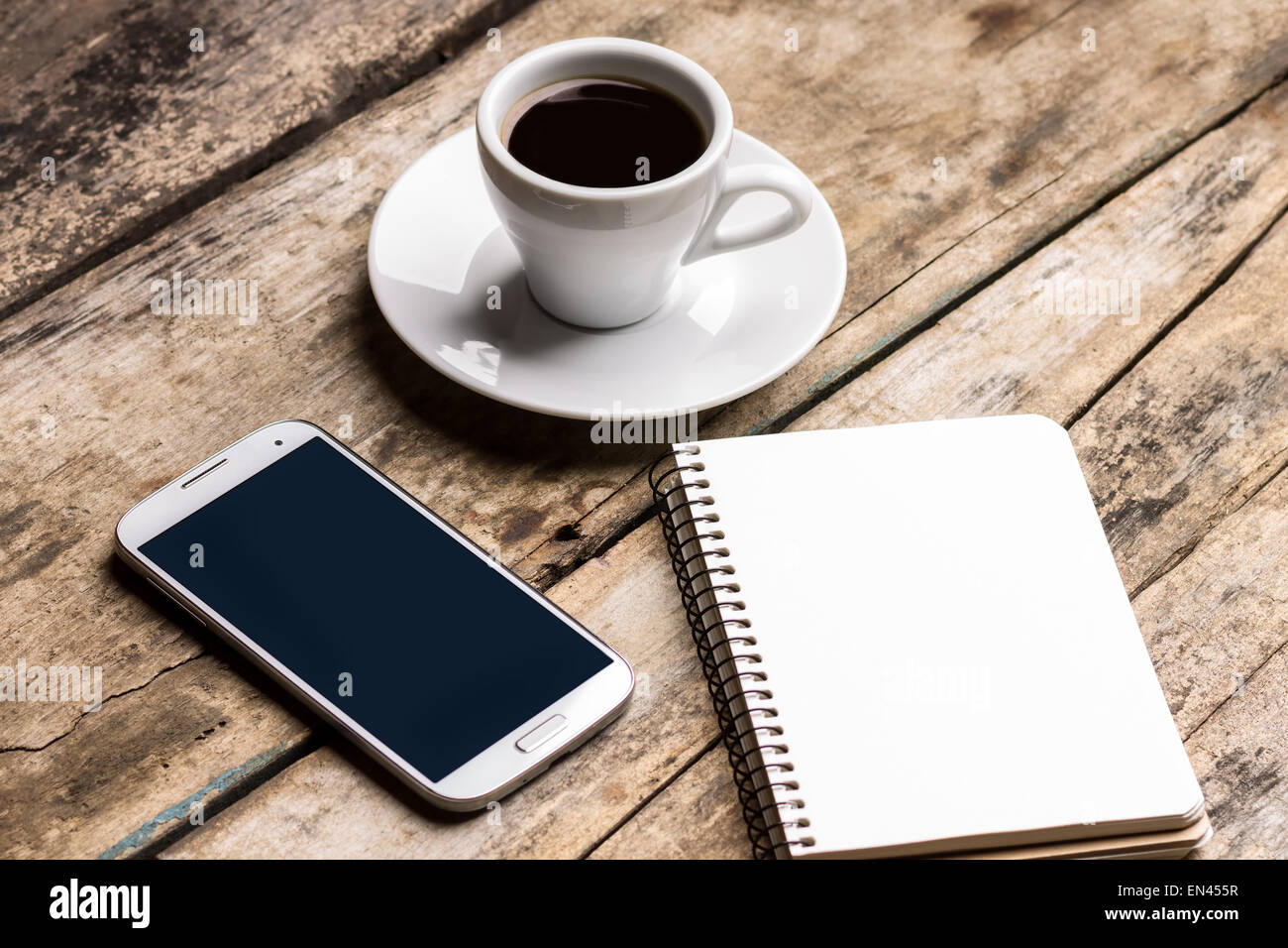 Mock up serie di smartphone, notebook e la tazza di caffè. Pausa caffè in background Foto Stock
