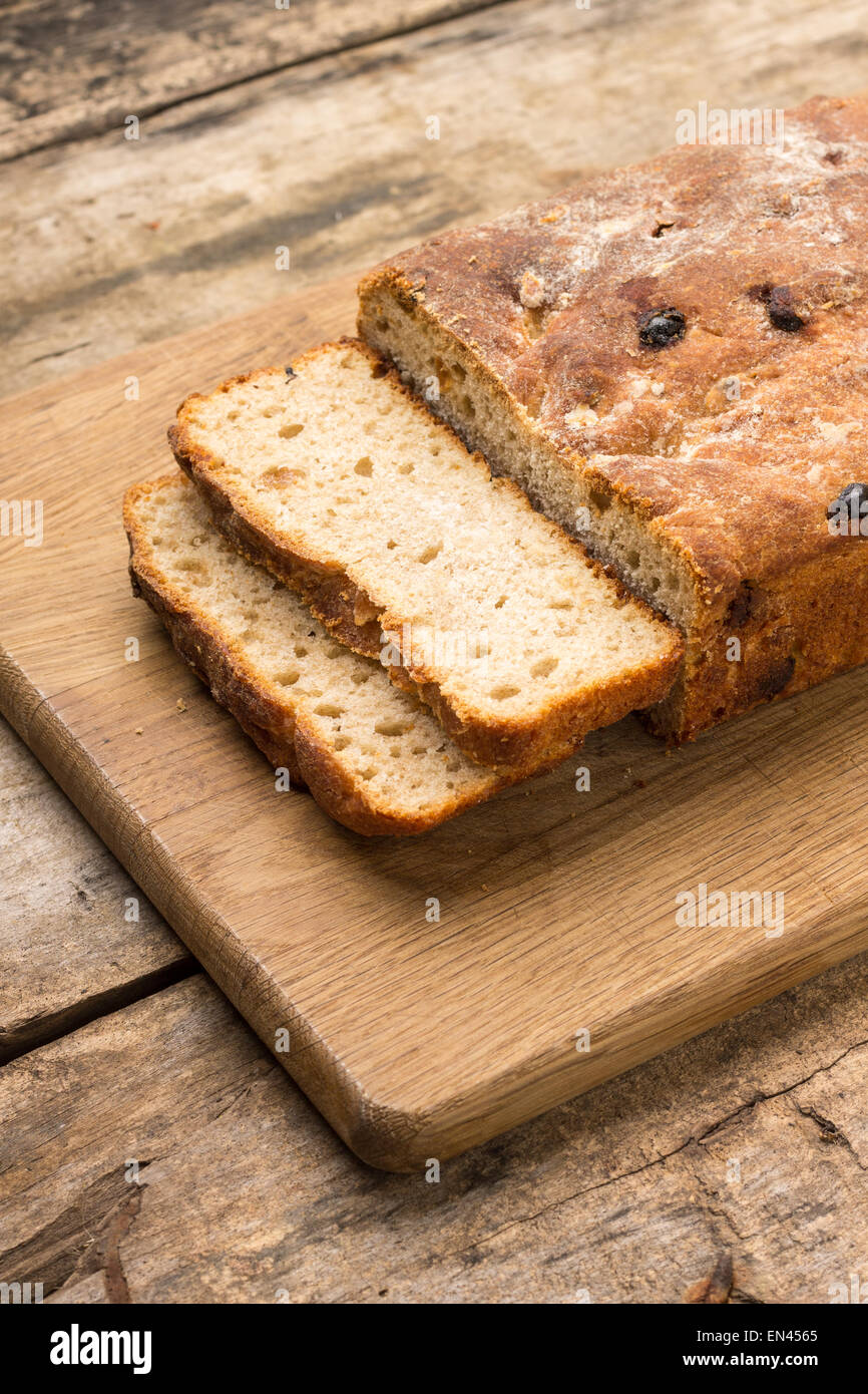 Fette di pane casereccio azzimo pane di grano sul tavolo di legno Foto Stock