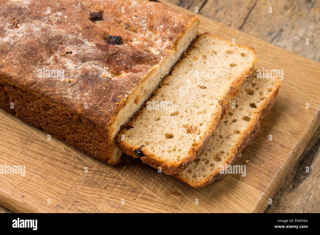 Fette di pane casereccio di grano azzimo pane dolce sul tavolo di legno Foto Stock