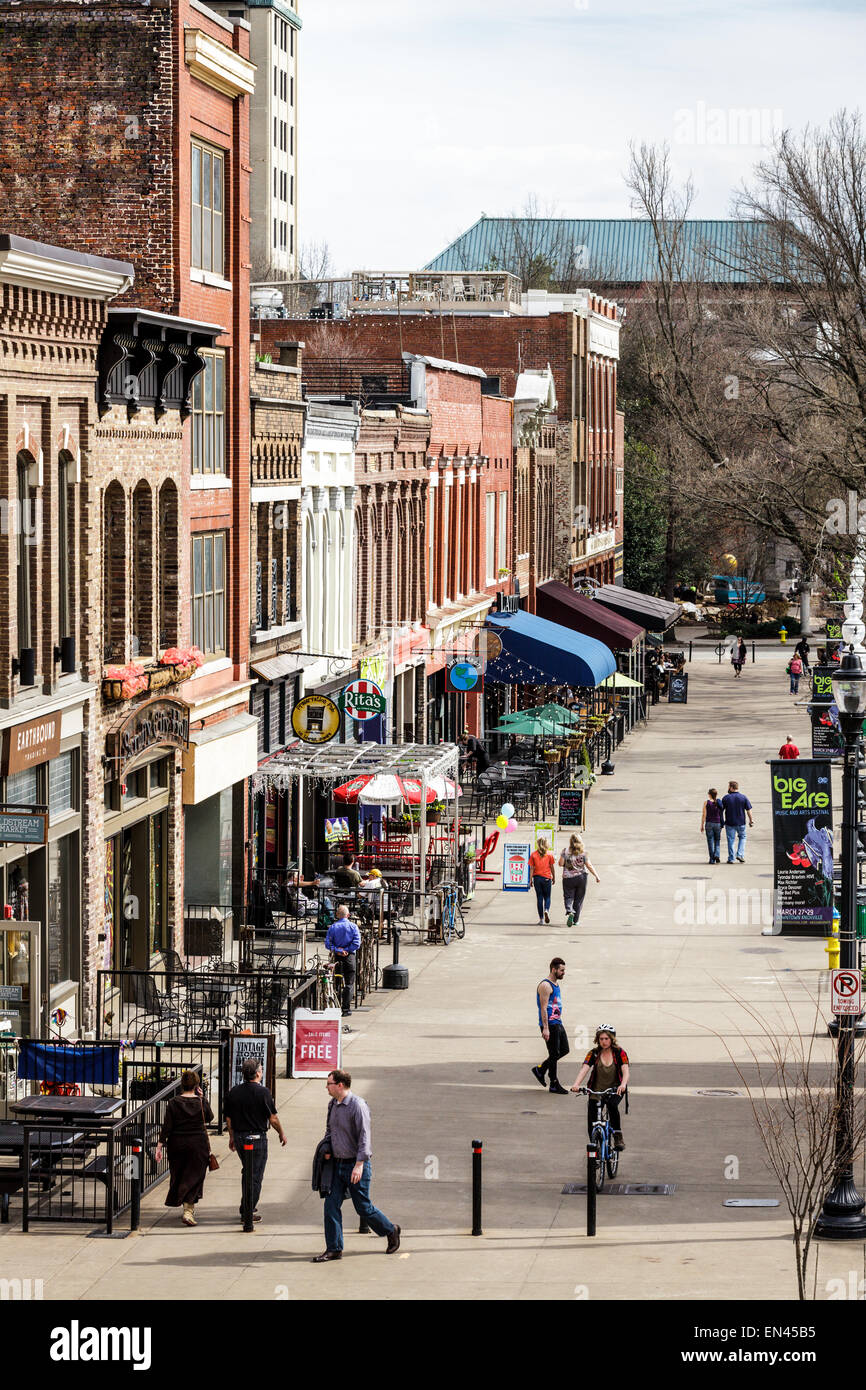Piazza del mercato attrae folle per il pranzo con il bel tempo, Knoxville, Tennessee, Stati Uniti d'America Foto Stock