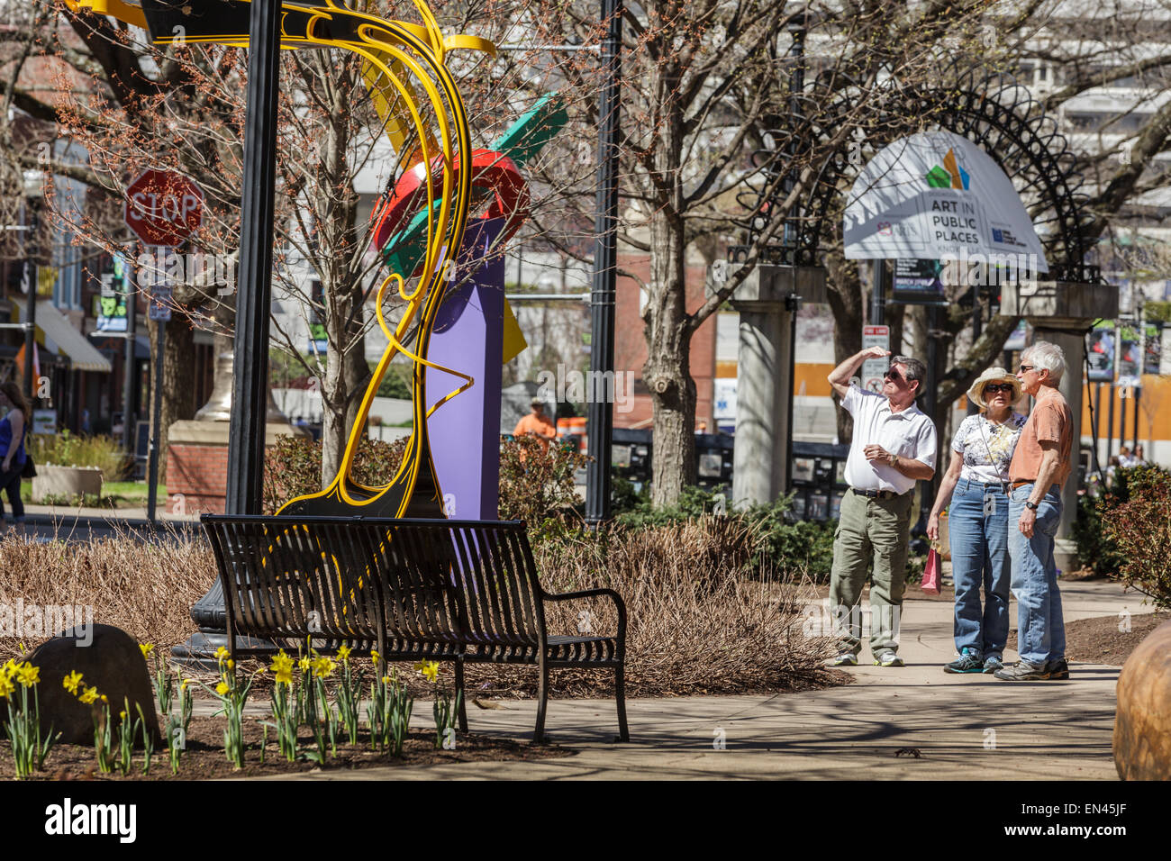 Due coppie di ammirare sculture, parte dell arte in luoghi pubblici di Knoxville, Tennessee, Stati Uniti d'America. Foto Stock