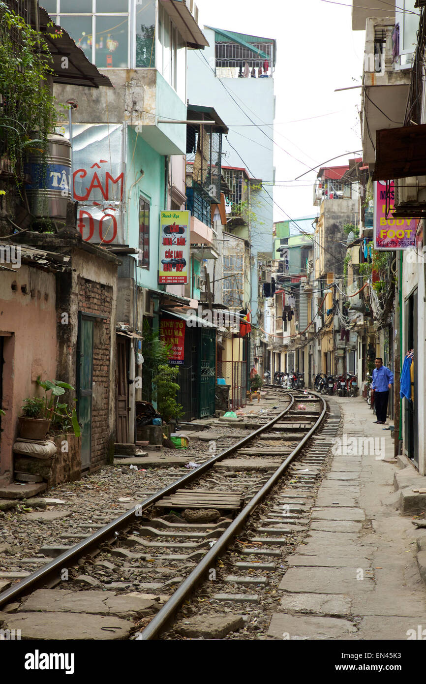 Un buon esempio del treno di strette vie attraverso i vicoli di Hanoi. Foto Stock