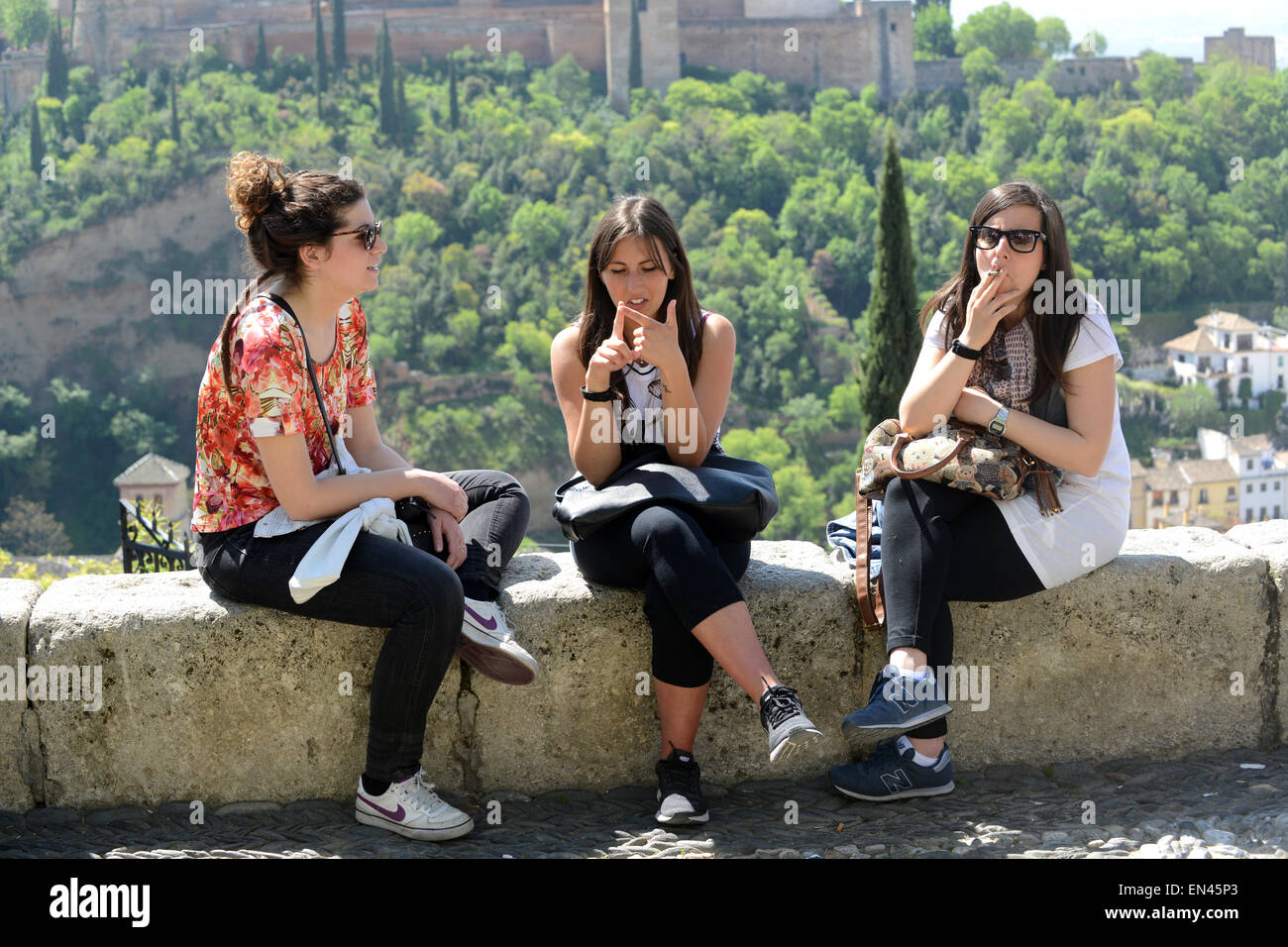 Ragazze donne femmine seduta parlando a Granada Spagna Foto Stock