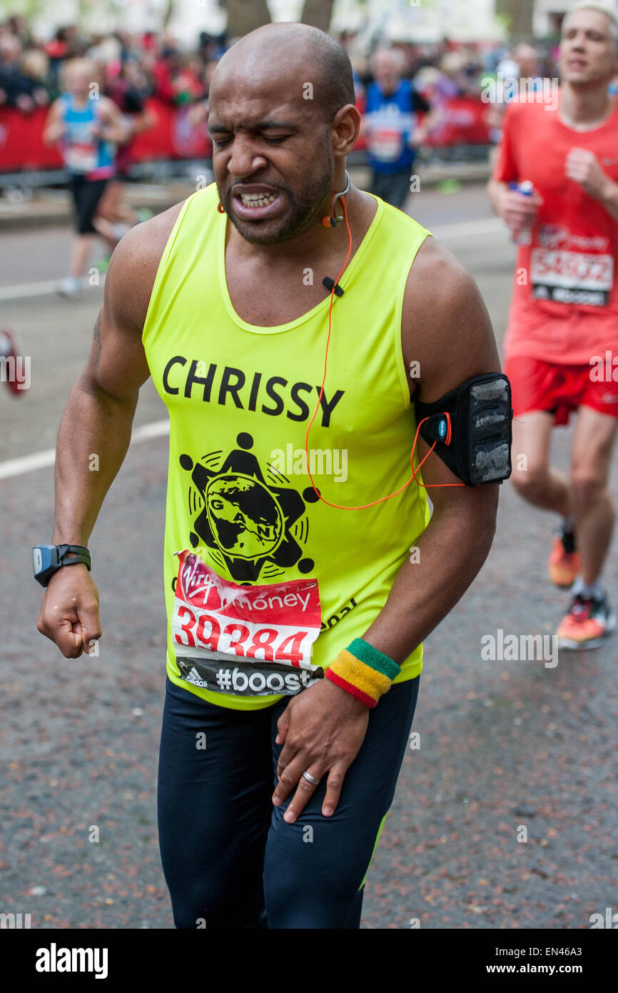 Londra, Regno Unito. 26 Aprile, 2015. Il dolore, lotta e determinazione durante la maratona di Londra 2015. Credito: Pete Maclaine/Alamy Live News Foto Stock