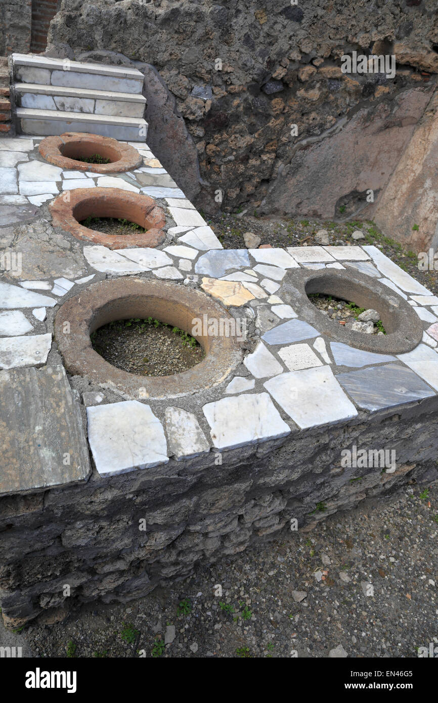 Rivestito di marmo Thermopolium contatore, Pompei, Italia. Foto Stock