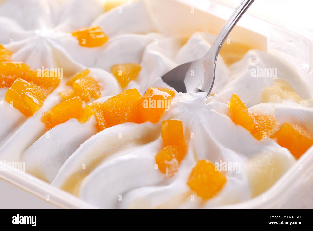 Yogurt gelato con pezzi di pesca Foto Stock