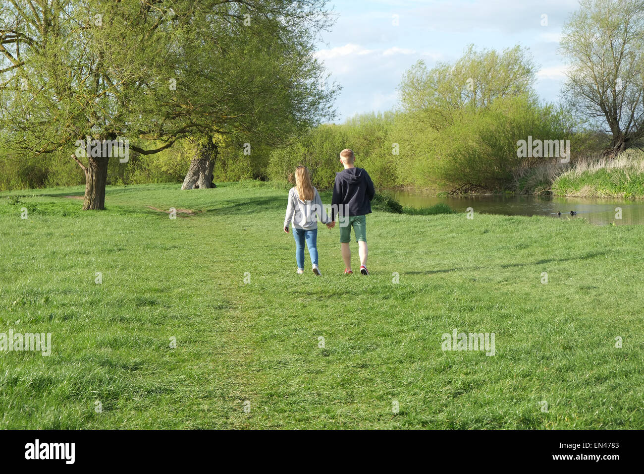 Coppia giovane camminando sul Granchester Meadows, 25 aprile 2015 Foto Stock