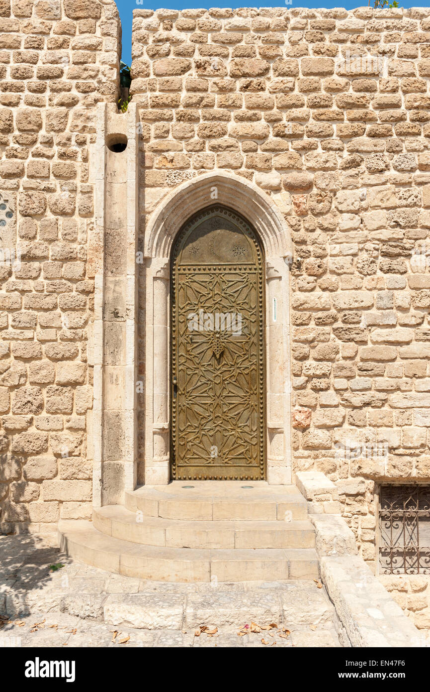 Israele, Tel Aviv-Yafo, la vecchia porta con modelli di arabo Foto Stock