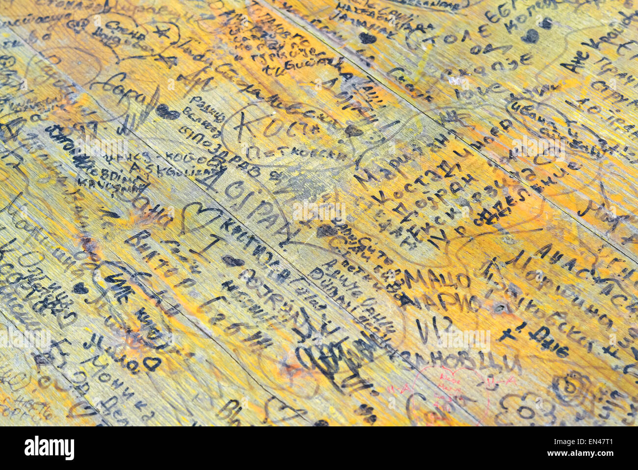 Tavola di legno con parole scritte e disegni da adolescenti Foto Stock