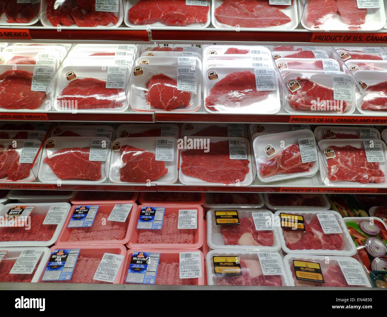 Un display attraente di carni bovine nel reparto macelleria di un supermercato a New York Sabato, 25 aprile 2015. (© Richard B. Levine) Foto Stock