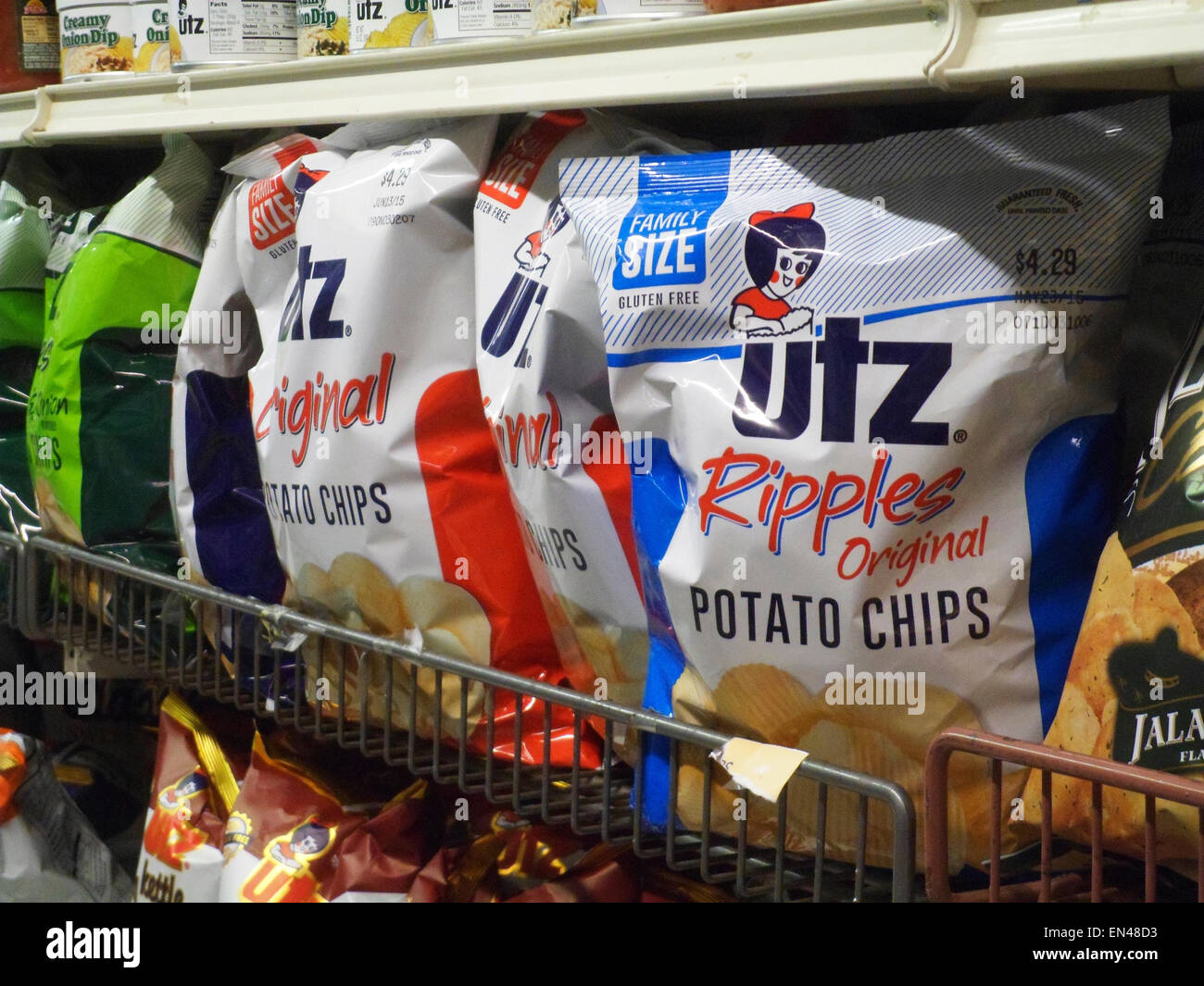 Un display di marca Utz potato chips sono visti in un supermercato a New York venerdì 25 aprile, 2015. (© Richard B. Levine) Foto Stock