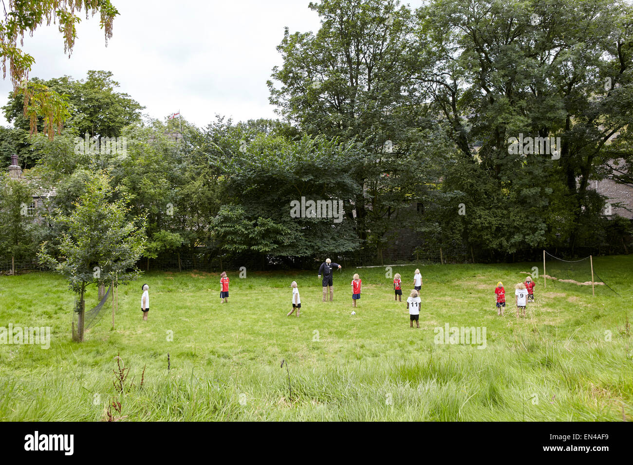 Kettlewell spaventapasseri festival del gioco del calcio Foto Stock