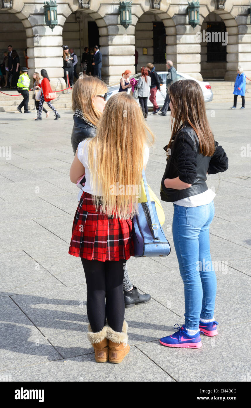 Ai giovani riuniti nella piazza del mercato di Nottingham, Inghilterra. Foto Stock