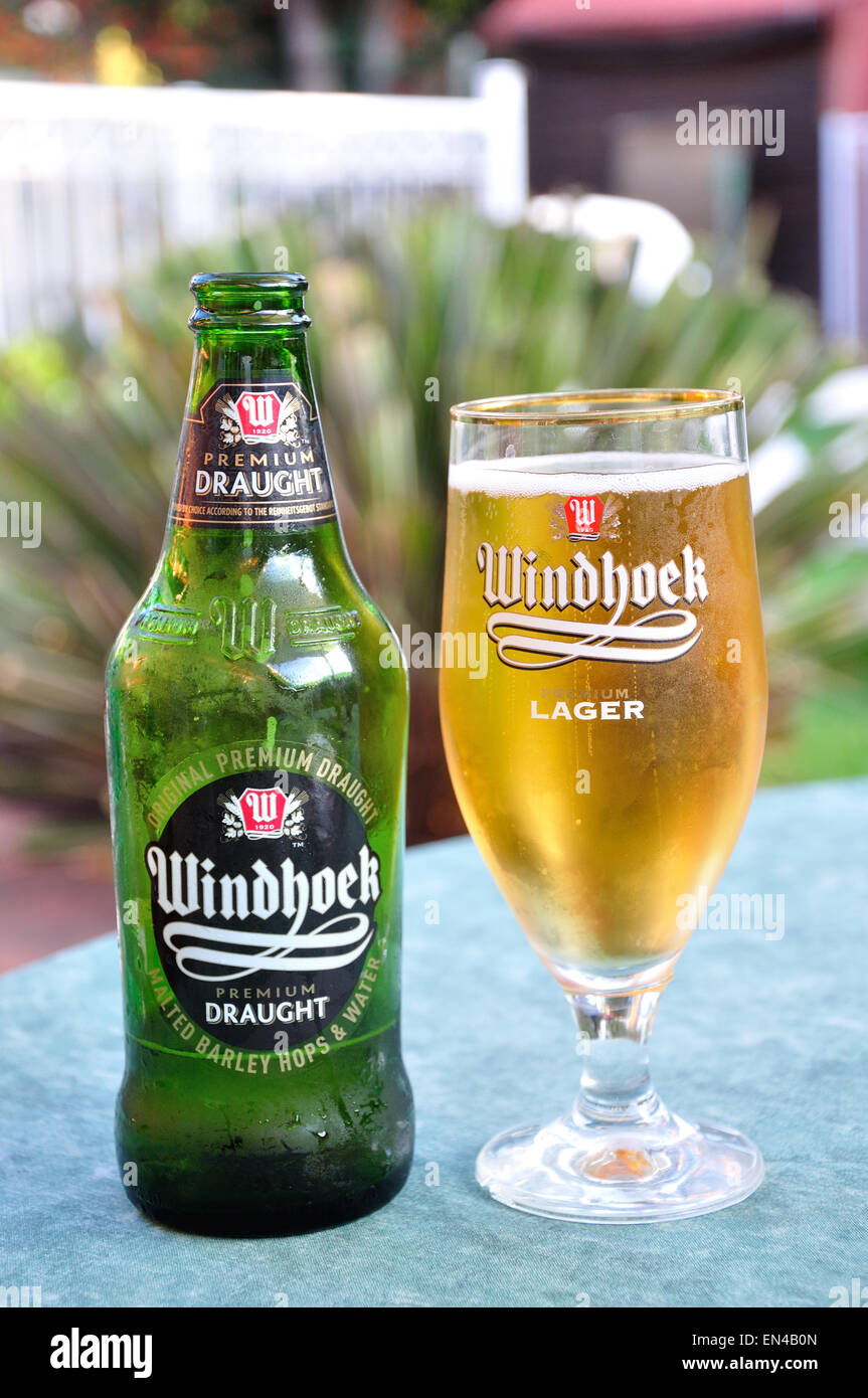 Bottiglia e bicchiere di Windhoek Premium birra, Johannesburg, provincia di Gauteng, Repubblica del Sud Africa Foto Stock