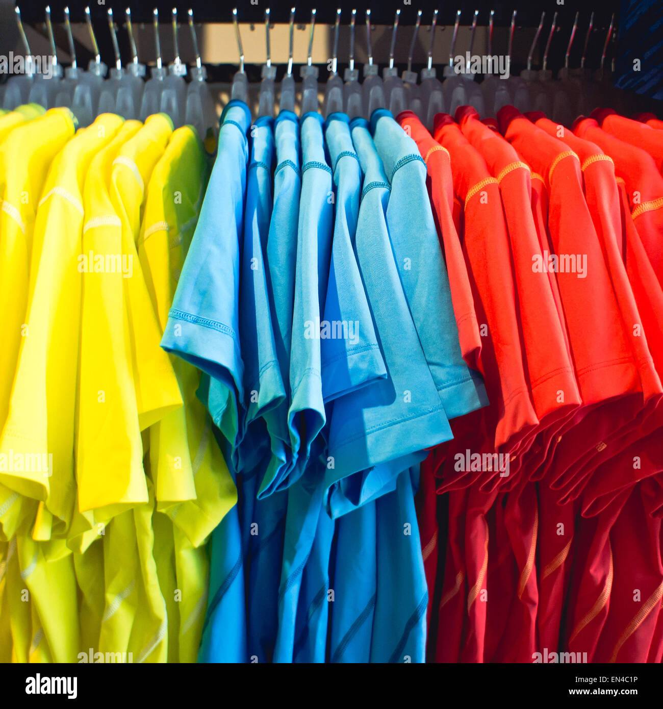 Colorato uomini t shirts su un rack di abbigliamento Foto Stock