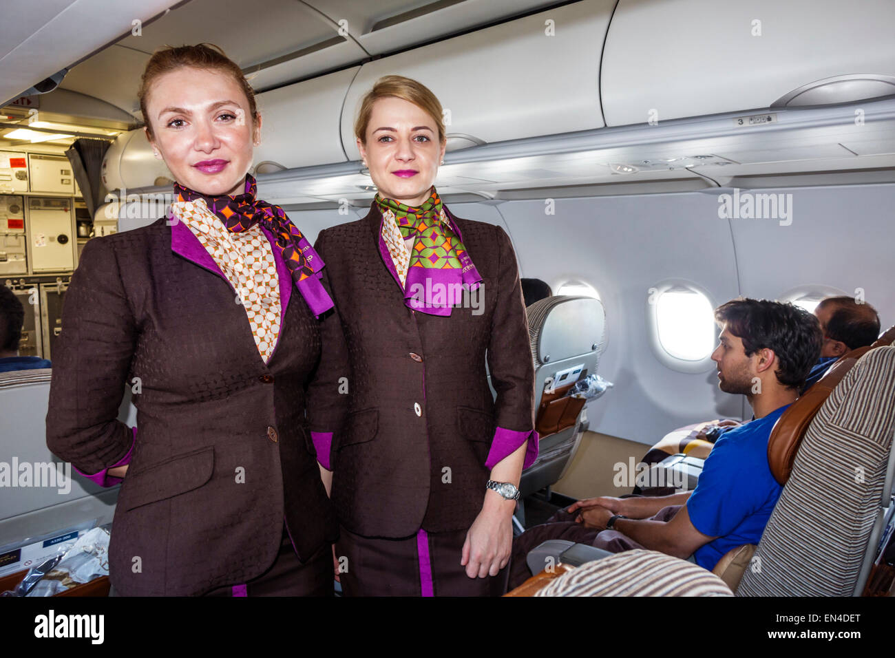 Mumbai India,Aeroporto Internazionale Chhatrapati Shivaji,a bordo,volo Etihad da Abu Dhabi,cabina classe,assistenti di volo,donne donne donne,uniforme,e Foto Stock