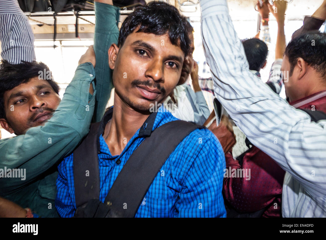 Mumbai India,Stazione ferroviaria Asiatica Andheri,linea Occidentale,treno,pendolari,piloti,passeggeri passeggeri, passeggeri, uomo uomo maschio,cabina di seconda classe,in piedi Foto Stock