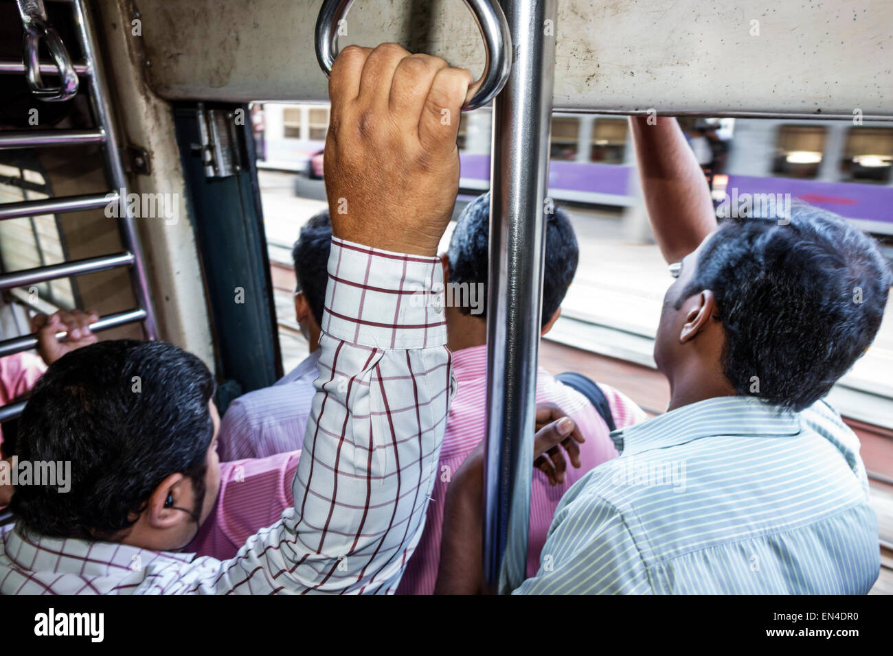 Mumbai India,Stazione ferroviaria Asiatica Andheri,linea Occidentale,treno,pendolari,piloti,passeggeri passeggeri, passeggeri, uomo uomo maschio,cabina di seconda classe,in piedi Foto Stock
