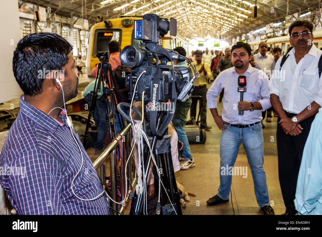 Mumbai India,Stazione ferroviaria Asiatica Churchgate,linea occidentale,treno,macchina fotografica,videocamere,videocam,uomo uomo maschio,giornalista,reporter,media,intervista Foto Stock