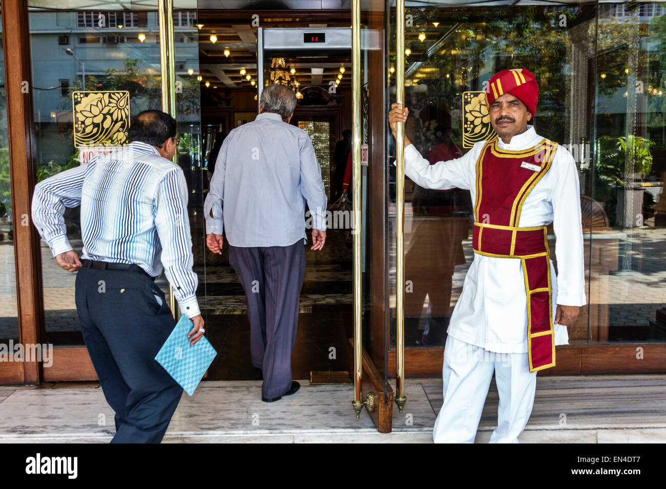 Mumbai India,Churchgate,Veer Nariman Road,The Ambassador Mumbai,hotel,fronte,entrata,portiere,uniforme,servizio,lavoro,apertura porta,uomo uomo maschio,India150226 Foto Stock