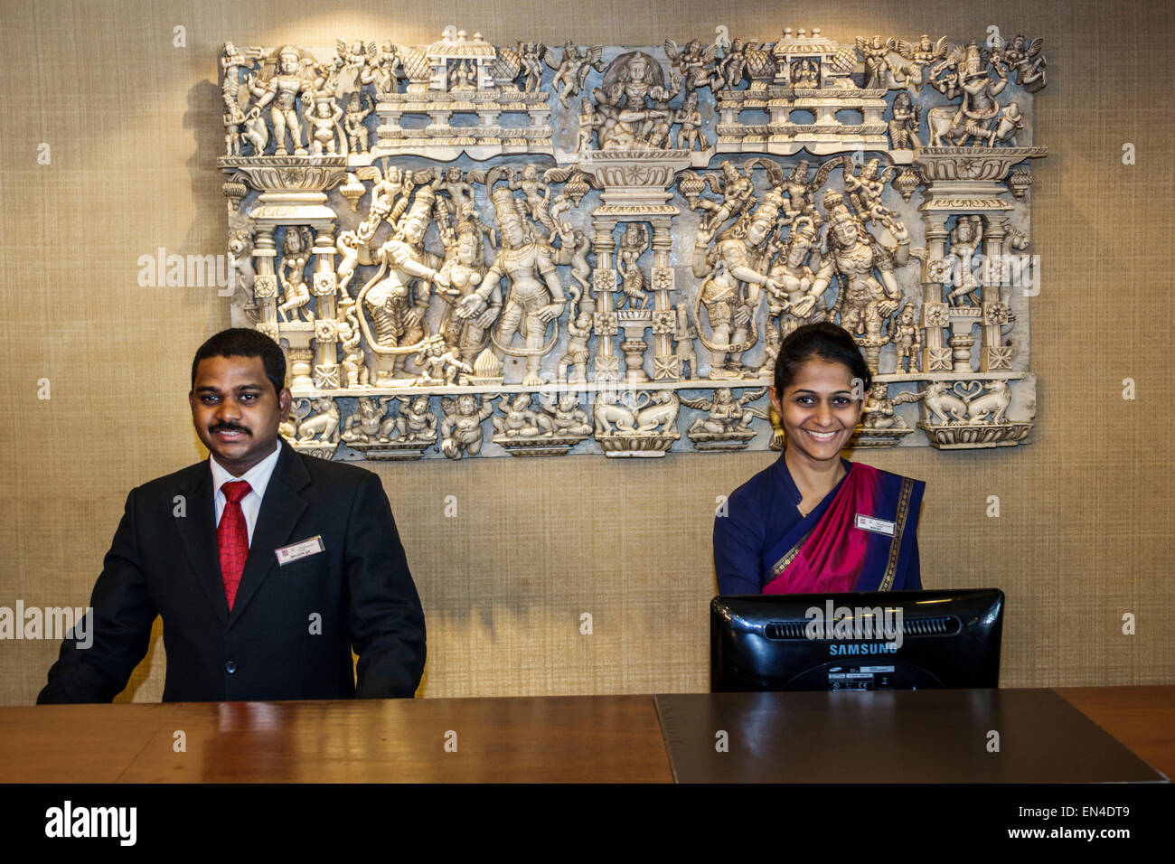 Mumbai India,Churchgate,Veer Nariman Road,The Ambassador Mumbai,hotel,reception check in reception prenotazioni registro,man men maschio,wom Foto Stock