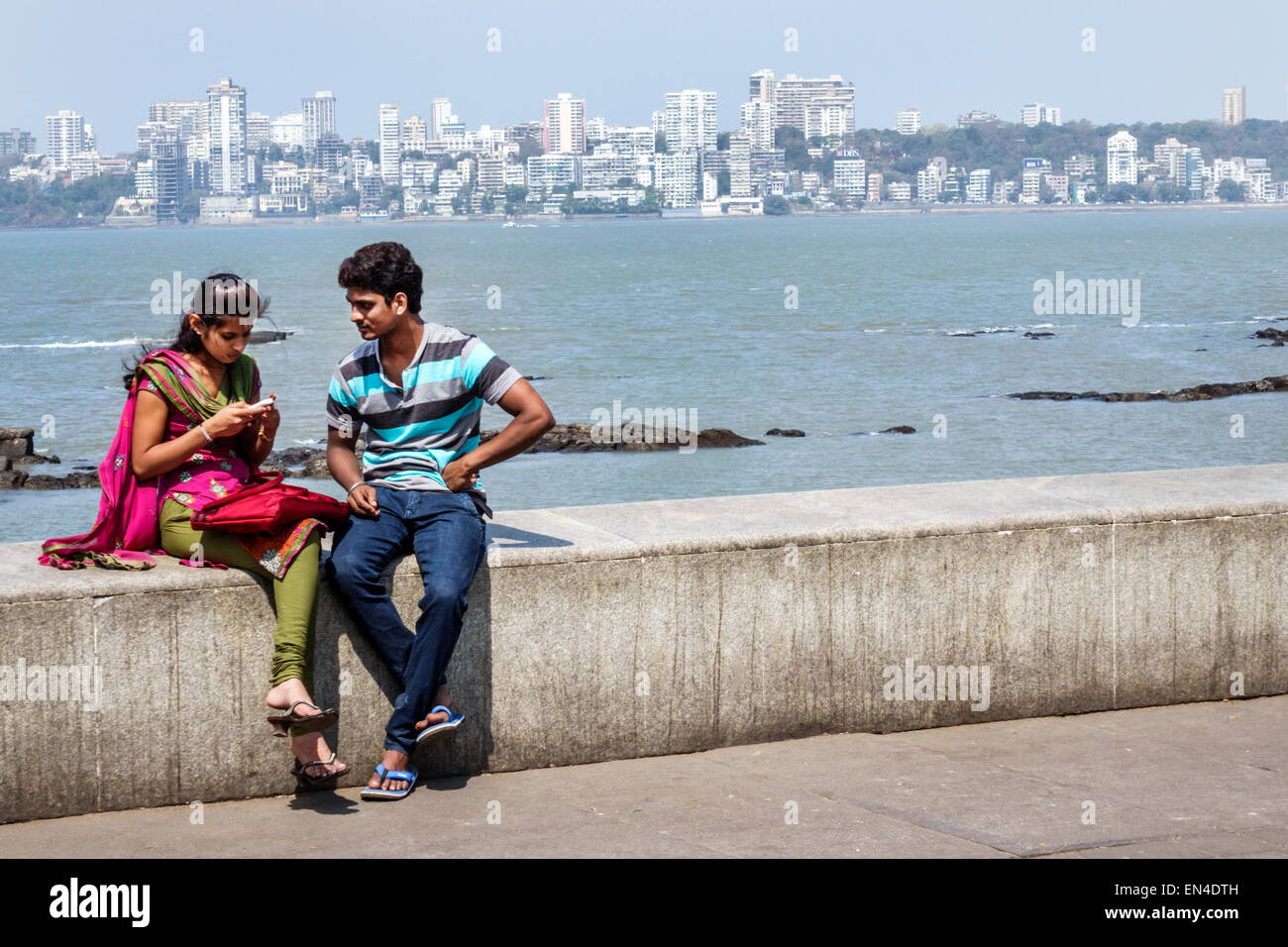 Mumbai India, Churchgate, Marine Drive, Back Bay, Mare Arabico, uomo uomo uomo maschio, donna donna donna donne, coppia, romantico, Malabar Hill skyline, edifici, India15022606 Foto Stock