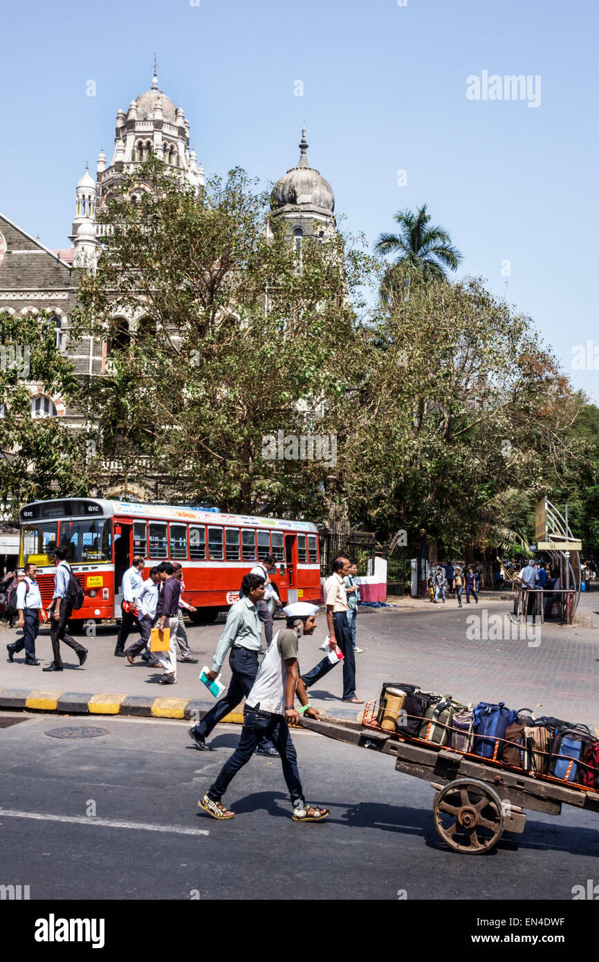 Mumbai India,Churchgate,Veer Nariman Road,BEST bus,coach,Western Railway Headquarters,man men maschio,cart,India150226086 Foto Stock