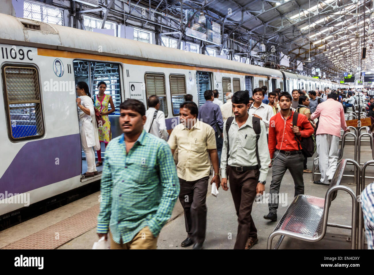Mumbai India,stazione ferroviaria Churchgate,linea occidentale,treno,uomo uomo maschio,arrivo,passeggeri passeggeri motociclisti,riders,India150226115 Foto Stock