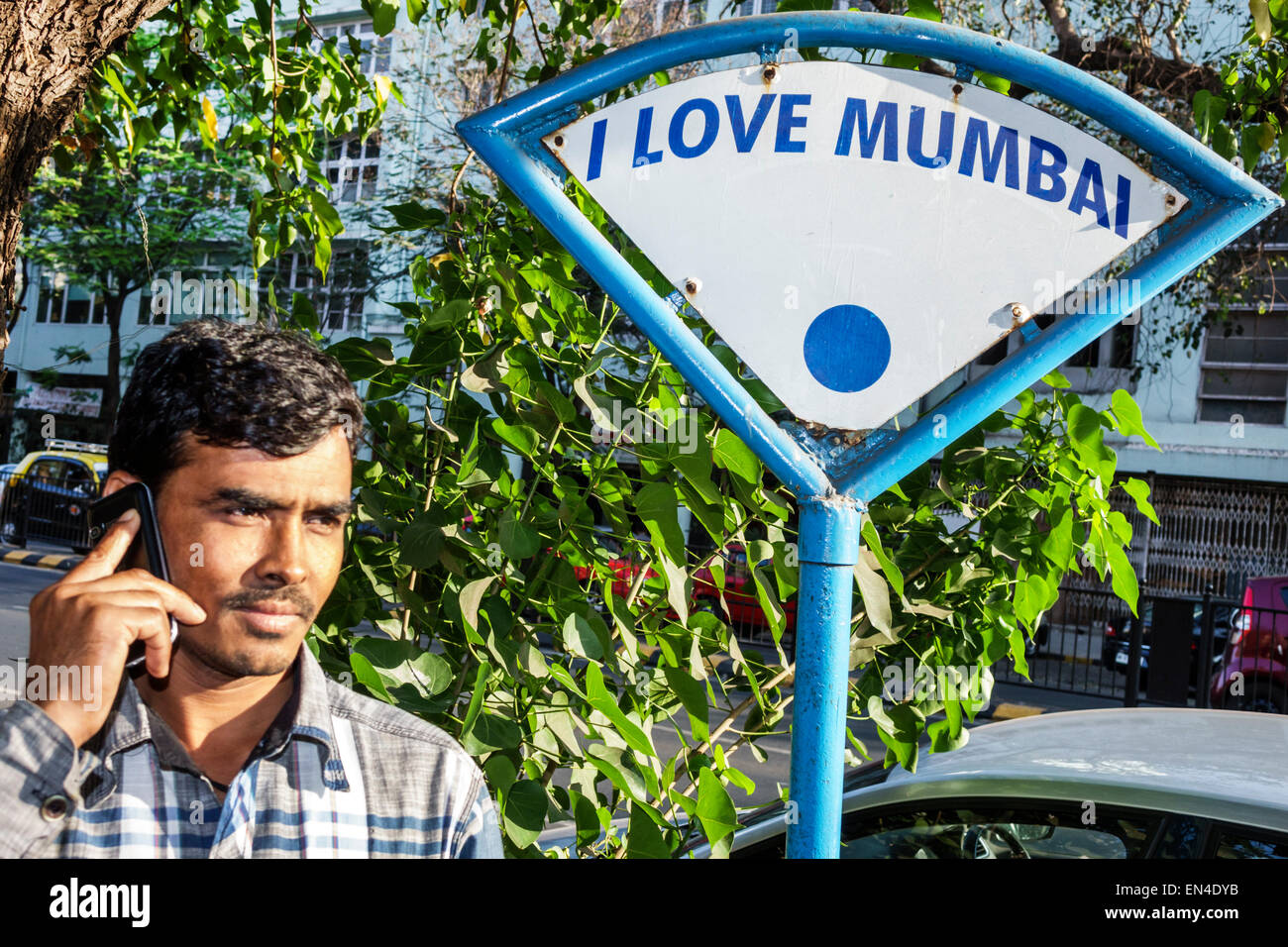Mumbai India,Churchgate,Vier Nariman Road,uomo uomo maschio,smartphone cellulare telefoni SMS,utilizzando,segno,Io amo,India150226120 Foto Stock