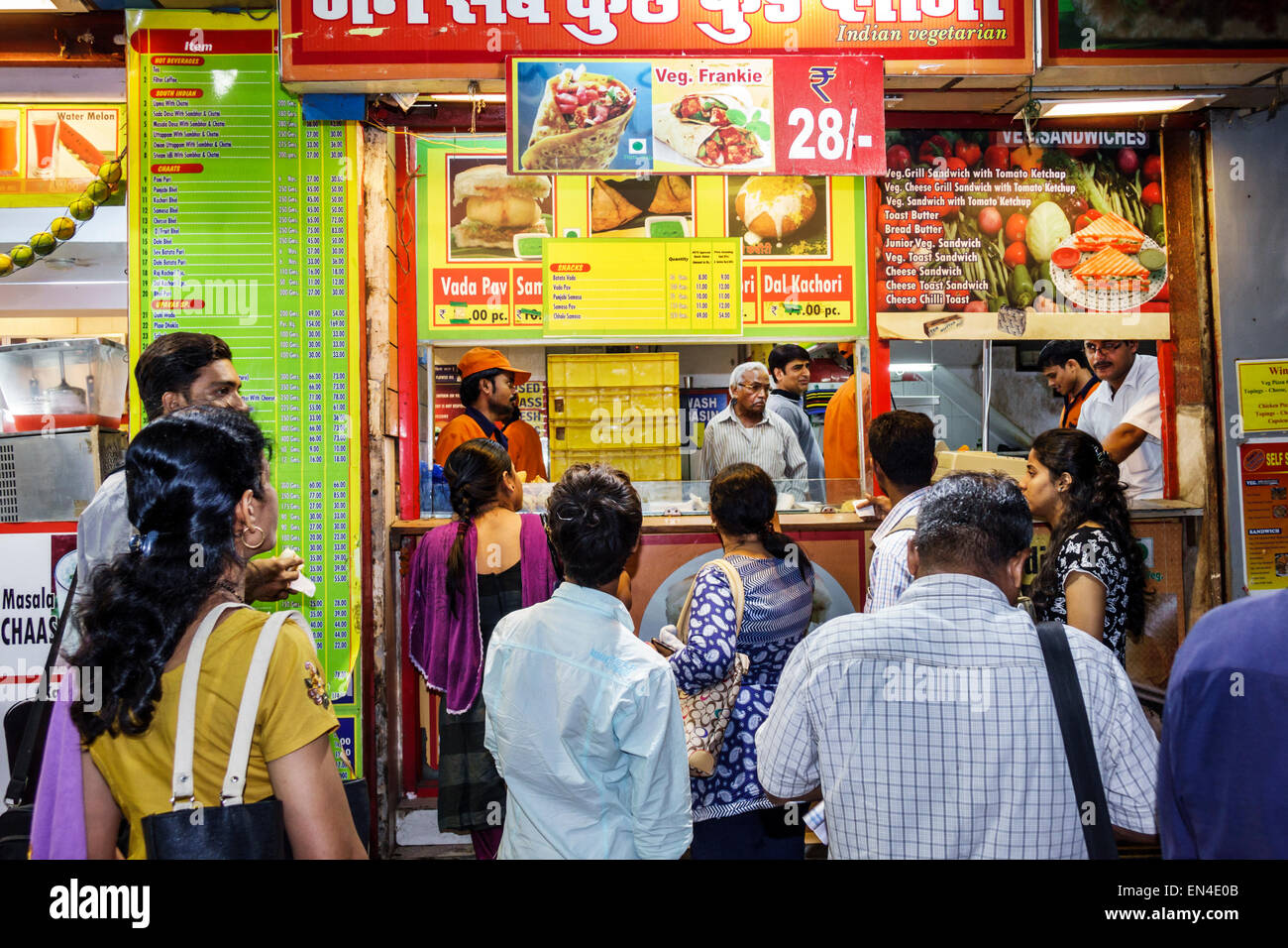 Mumbai India,Indian Asian,Churchgate Railway Station,Western Line,food,venditore venditori venditori venditori,bancarelle stand commerciante mercato mercatino,ve Foto Stock